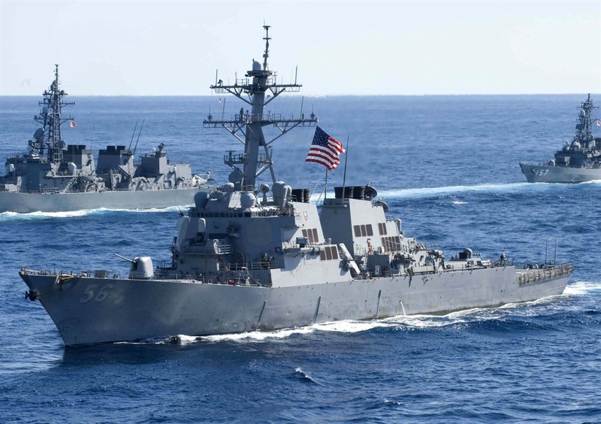 Cứu hộ tàu USS John S.McCain sau va chạm với tàu chở dầu Singapore